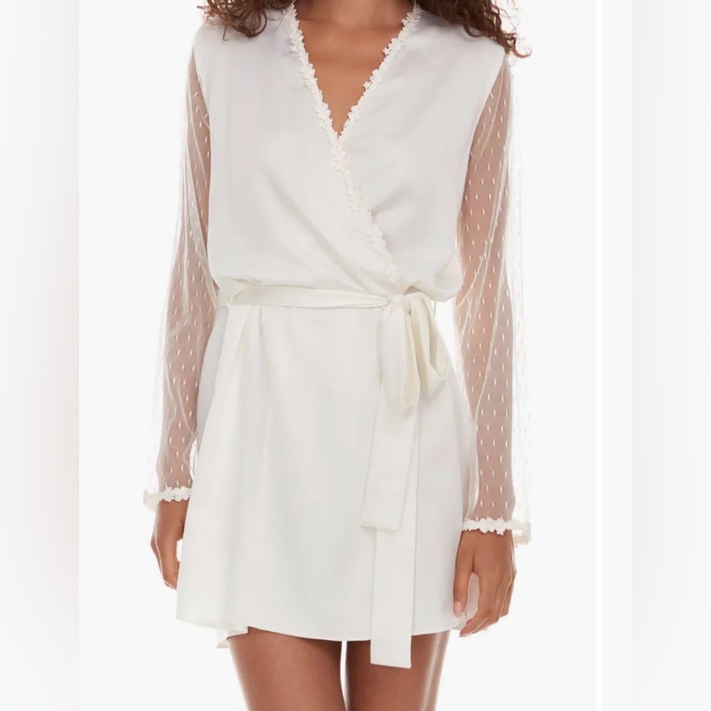 Flora Nikrooz showstopper robe - NWT size SMALL